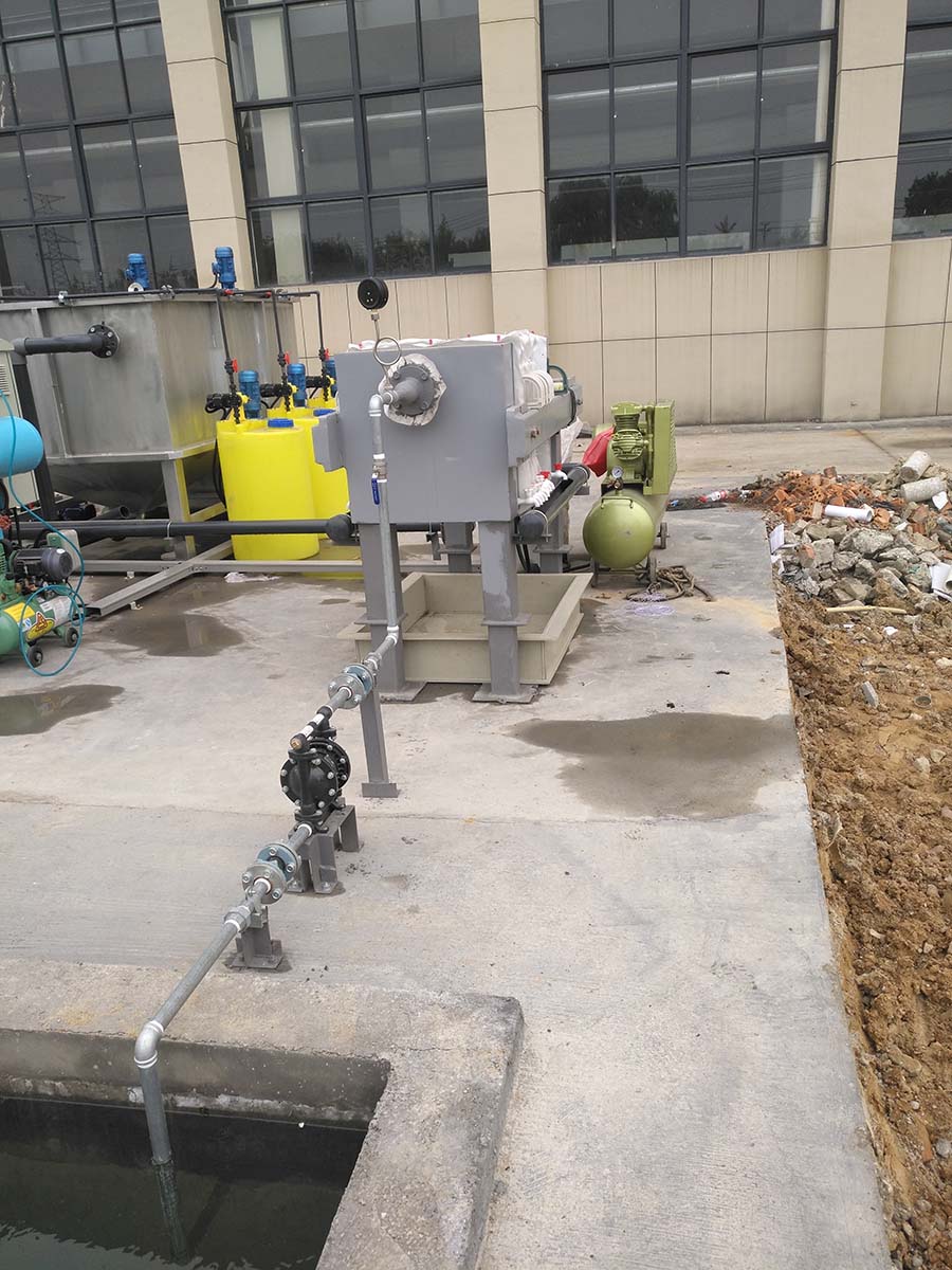 金屬廠污水處理中的壓濾機(jī)